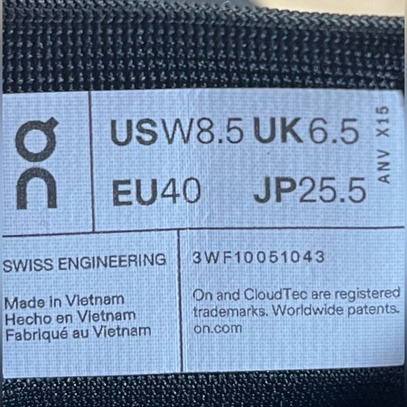 On Cloud 6 WATERPROOF REFLECTIVE Womens Size 8.5 Running Shoes Sneakers Black - Picture 11 of 12